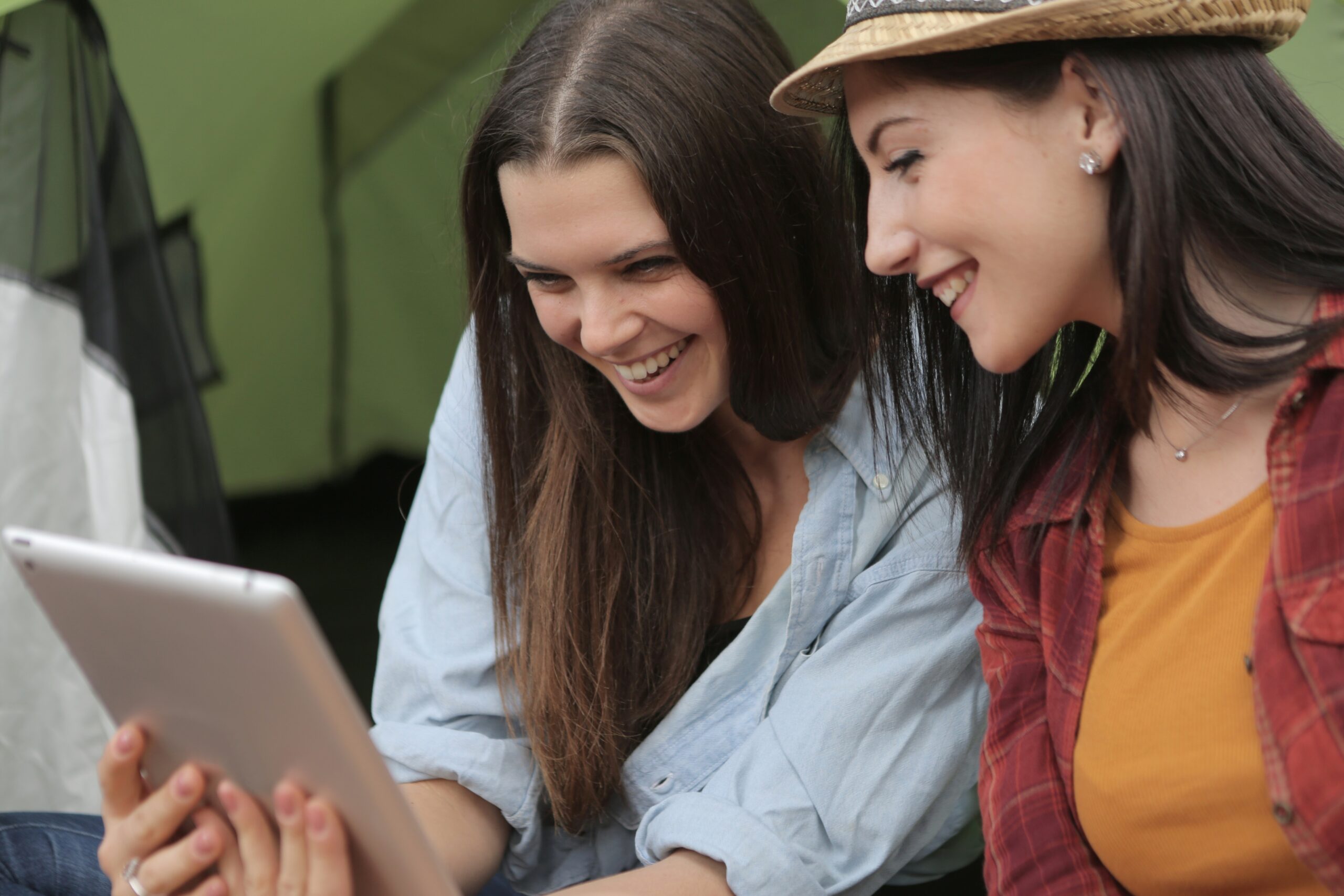 Mujeres de la comunidad LadyMultitask riendo juntas en un encuentro