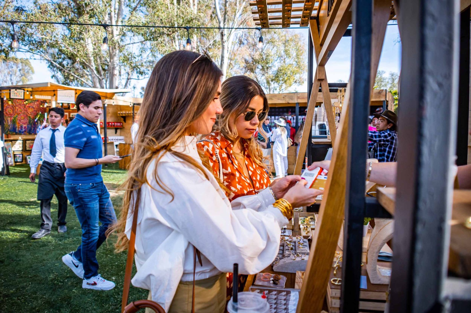 Emprendedoras montando su stand de moda durante un Lady Market al aire libre